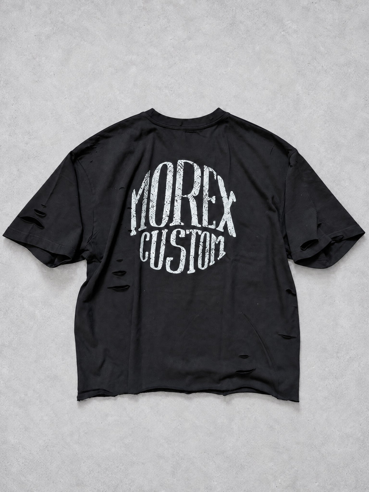 T-shirt noir oversize style usé et troué Morex Custom avec logo vintage circulaire au dos, esprit motard et streetwear authentique.