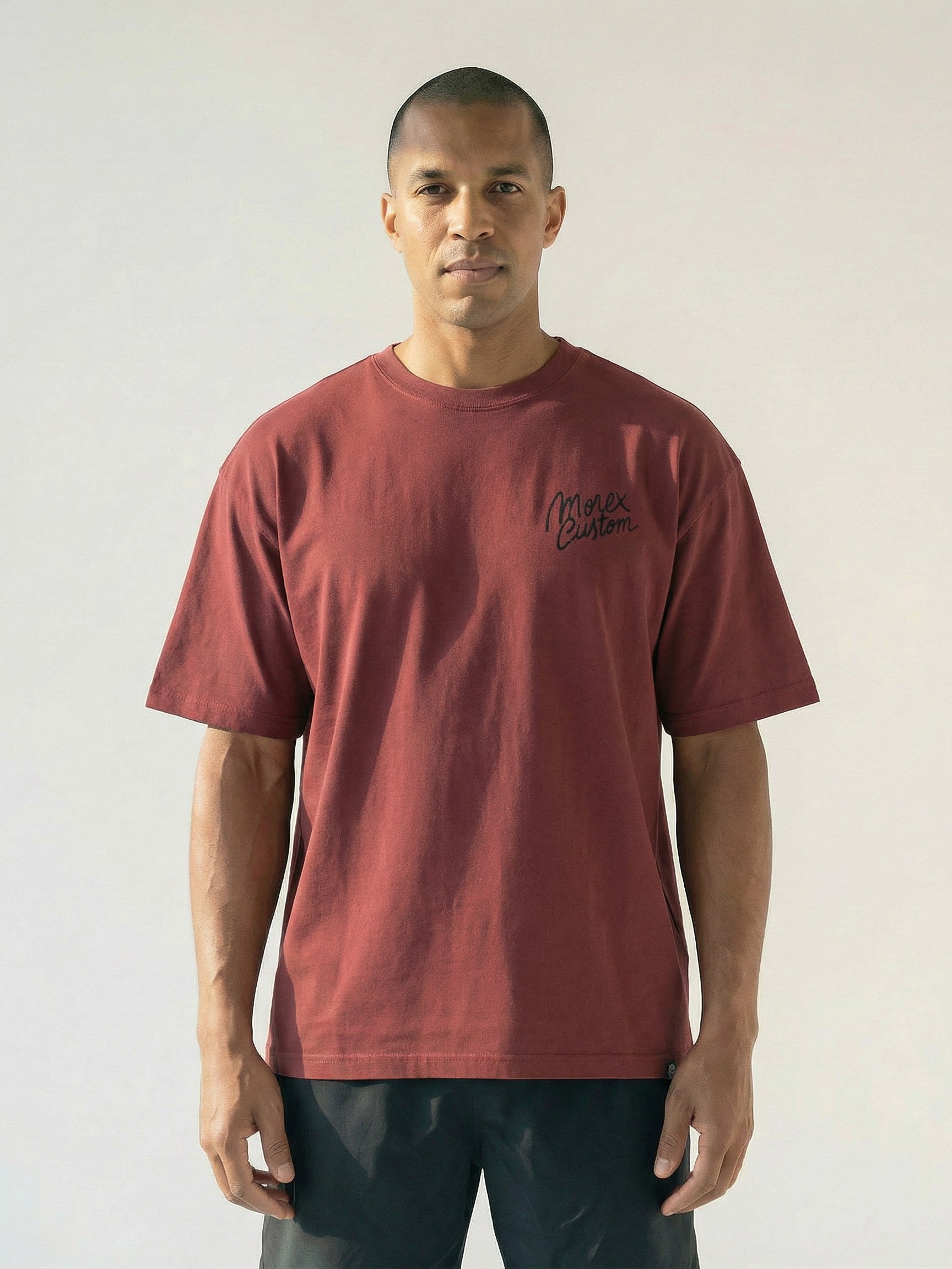 T-shirt oversize bordeaux Morex Custom avec logo script noir, style lifestyle et vintage pour homme, vue de face.