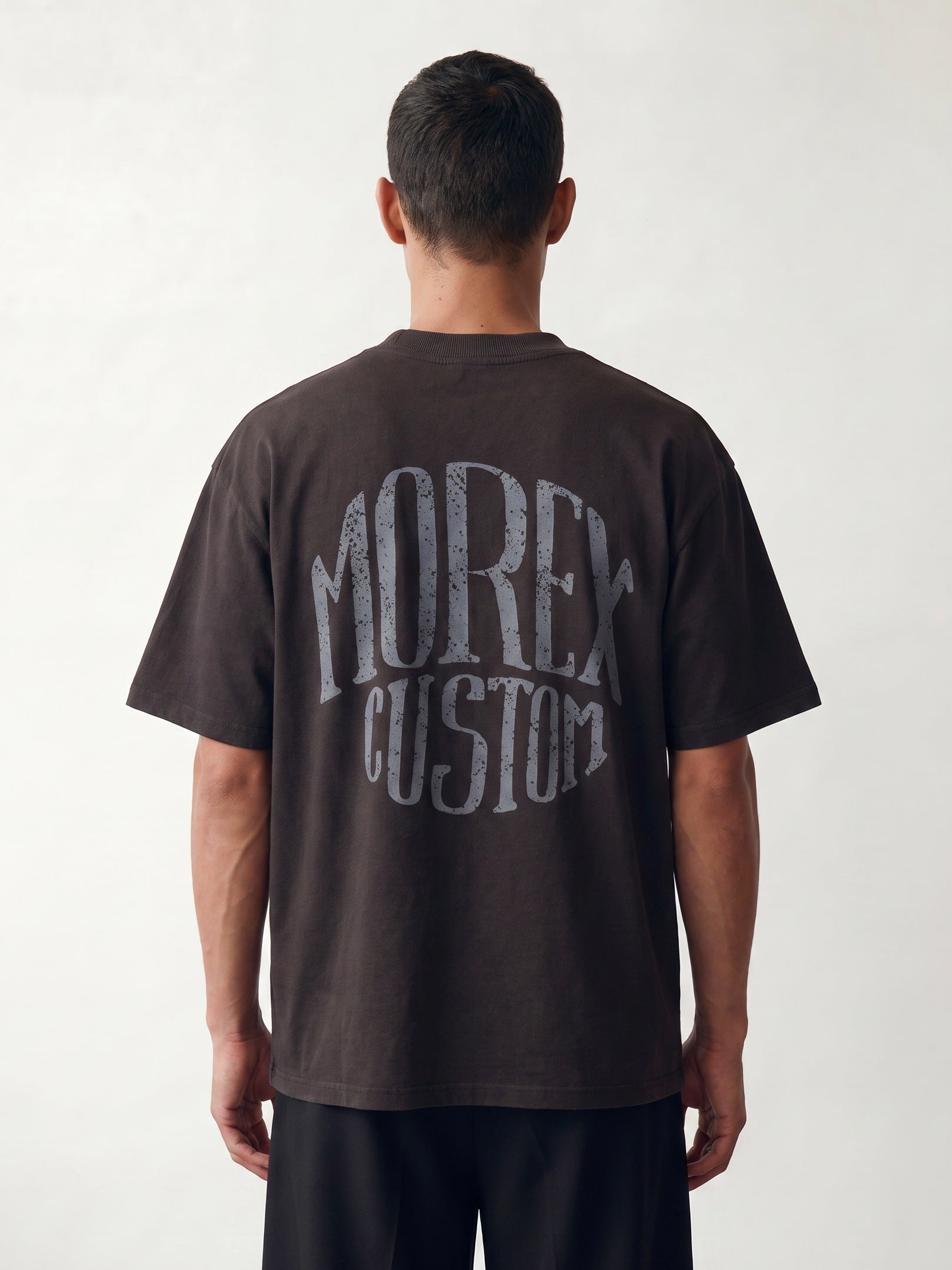 Vue de dos du t-shirt oversize noir délavé Morex Custom pour homme avec grand logo vintage sérigraphié au dos.