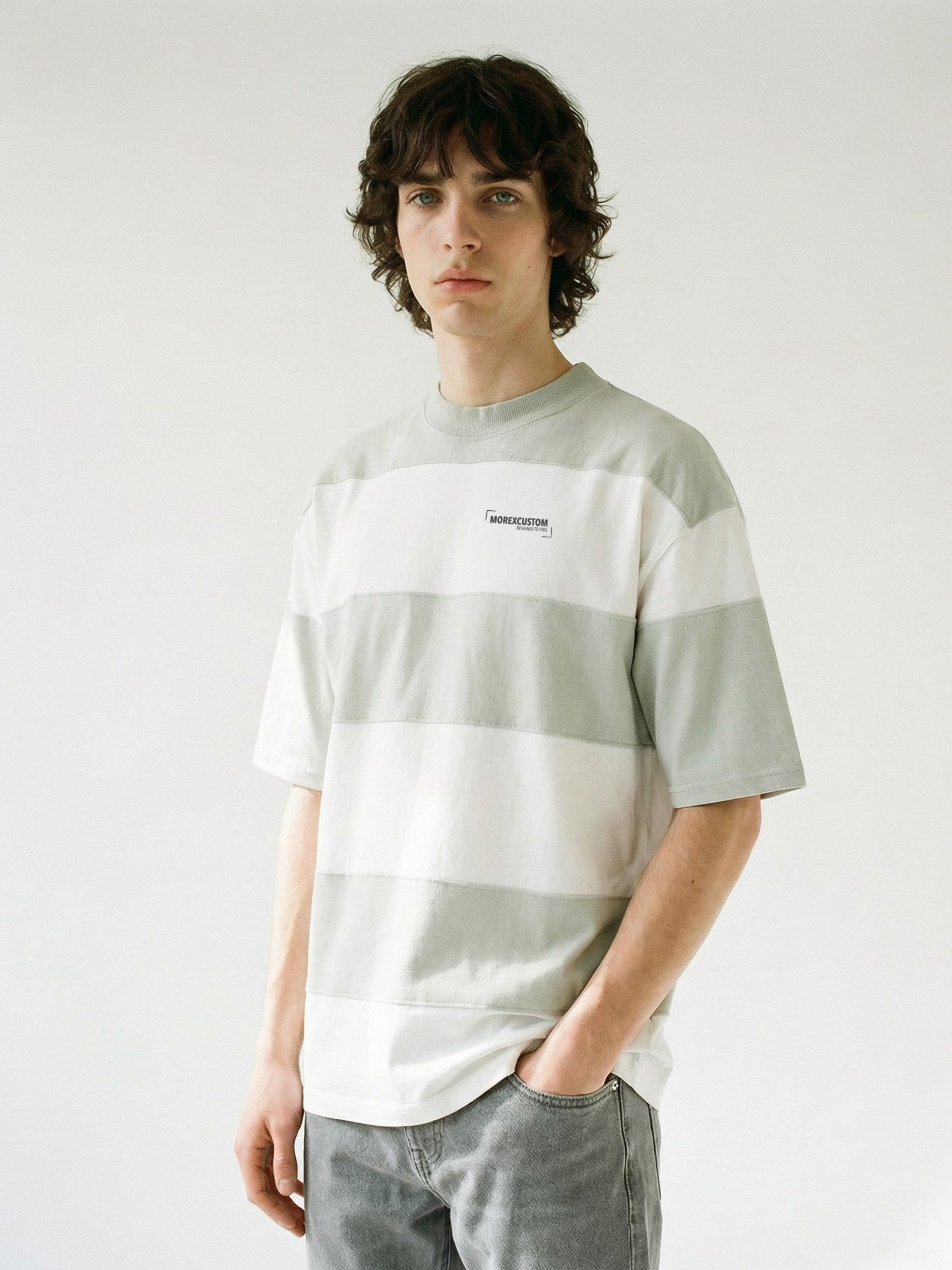 Homme portant un t-shirt à rayures horizontales gris et blanc de la marque Morex Custom, style décontracté moto et lifestyle.