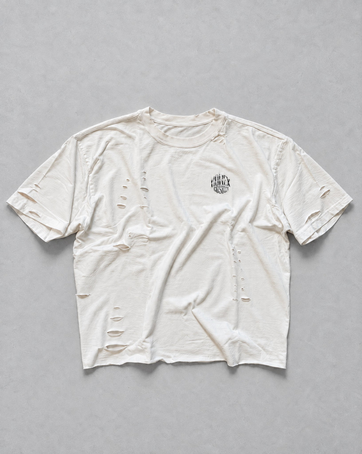 T-shirt écru déchiré Morex Custom, coupe oversize style rétro moto et streetwear avec logo imprimé sur la poitrine