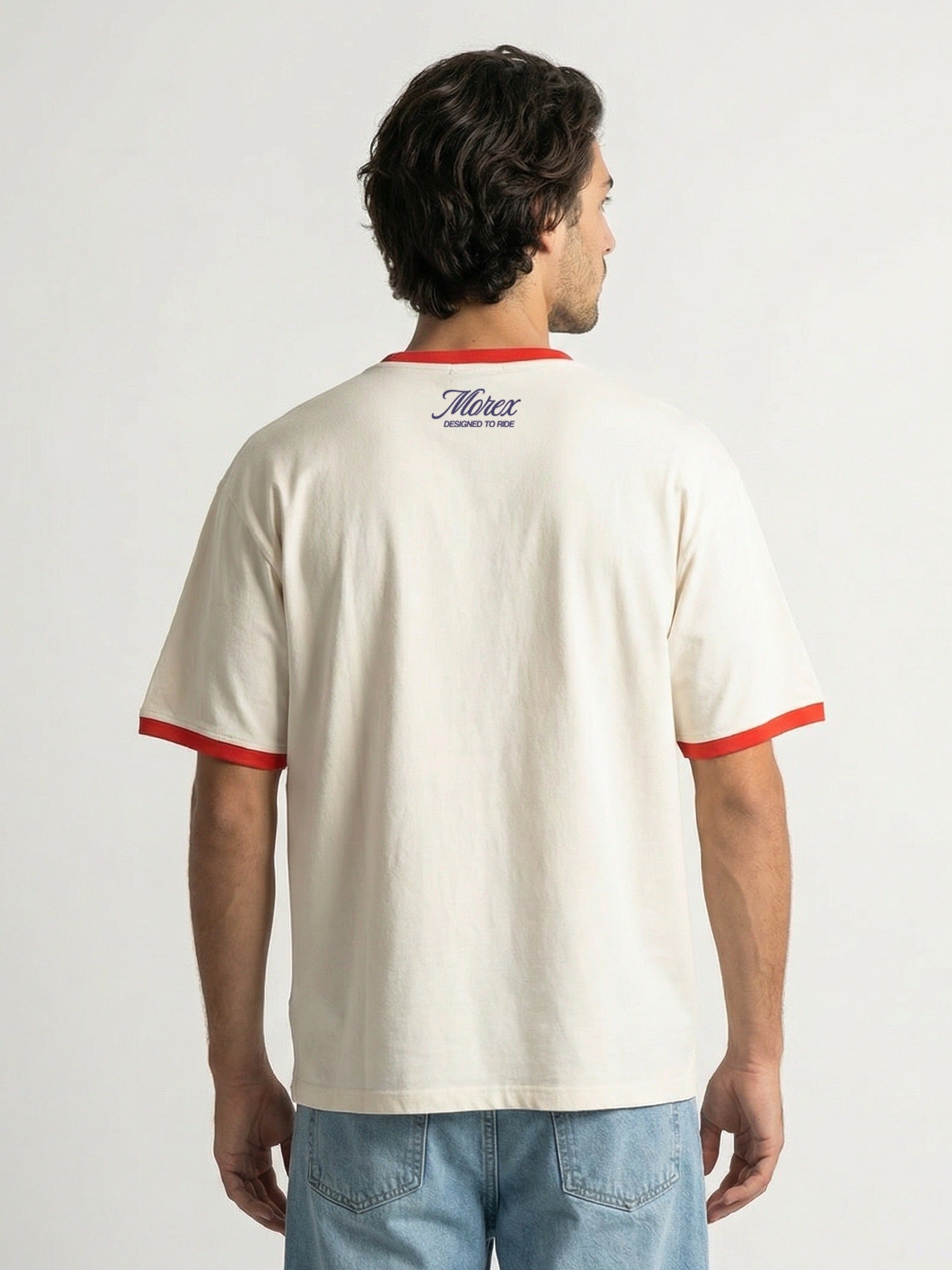 Vue de dos d'un homme portant le t-shirt ringer Morex Custom blanc cassé avec bords de manches et col rouges, style moto lifestyle.